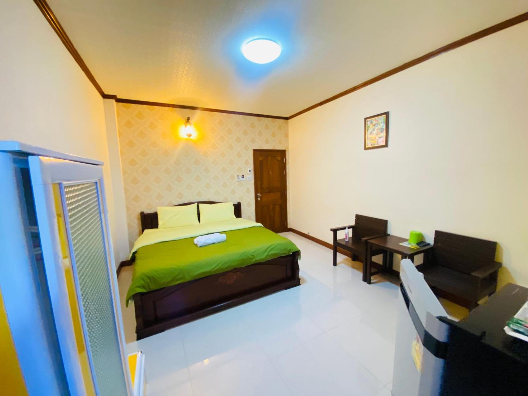 Hotel Rak Ban Kerd House Koh Sichang Exterior foto