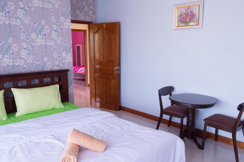 Hotel Rak Ban Kerd House Koh Sichang Habitación foto