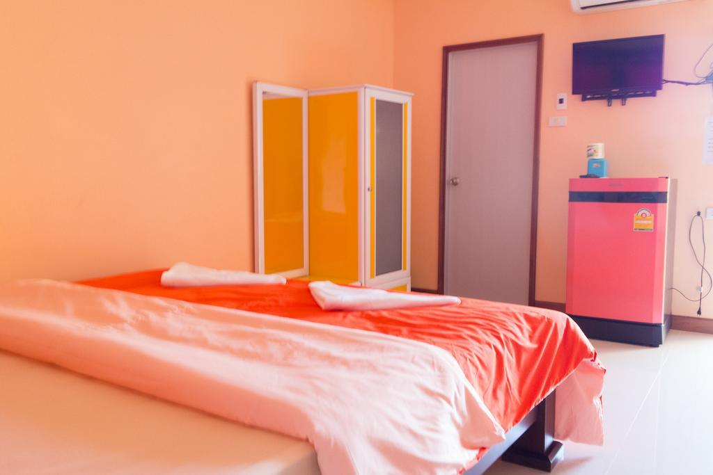 Hotel Rak Ban Kerd House Koh Sichang Habitación foto